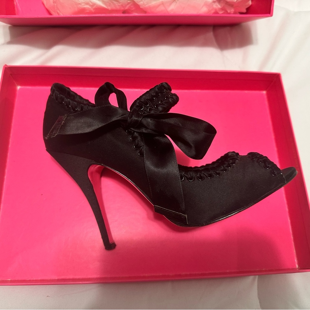 Held for jm336 - Elegant Betsy Johnson Black Satin Women's Heels - sz 7.5 - Picture 6 of 15